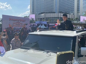 Lambaian Tangan Jokowi Saat Pamitan ke Rakyat di Bundaran HI