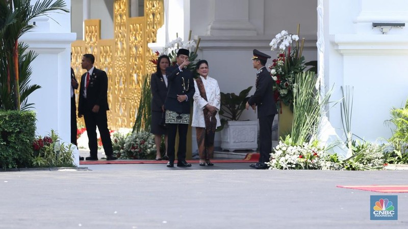 Presiden Prabowo Subianto tiba di Istana Merdeka untuk menjalani prosesi pisah-sambut dengan Presiden ke-7 RI Joko Widodo (Jokowi). Prabowo tiba naik mobil Maung berpelat 'Indonesia 1' pada Minggu (20/10/2024). (CNBC Indonesia/Tri Susilo)