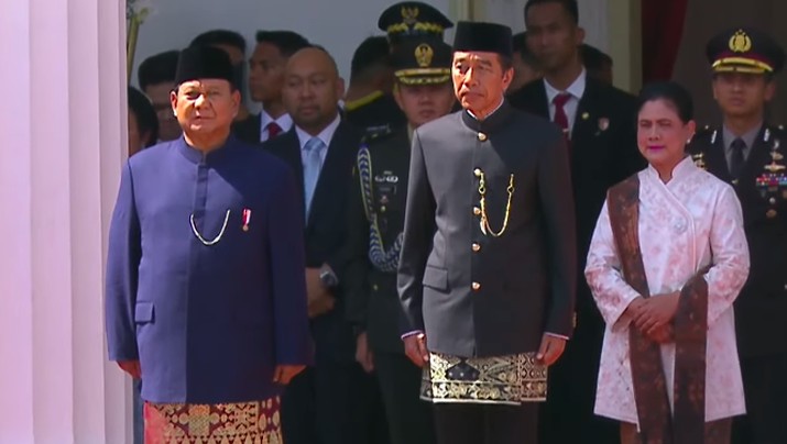 Presiden Prabowo Subianto dan mantan Presiden RI ke-7 Joko Widodo dalam upacara penyambutan di Istana Merdeka, Jakarta, Minggu (20/10/2024). (Tangkapan Layar Youtube Sekretariat Presiden)