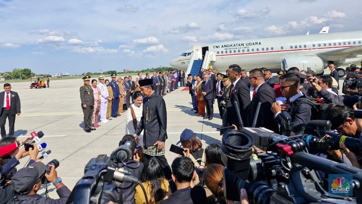 Presiden Prabowo Subianto dan mantan Presiden RI ke-7 Joko Widodo tiba di Bandara Halim Perdana Kusuma, Jakarta, Minggu (20/10/2024). (CNBC Indonesia/Verda Nano)