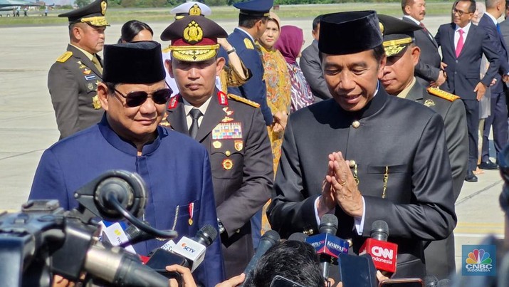 Presiden Prabowo Subianto dan mantan Presiden RI ke-7 Joko Widodo tiba di Bandara Halim Perdana Kusuma, Jakarta, Minggu (20/10/2024). (CNBC Indonesia/Verda Nano)