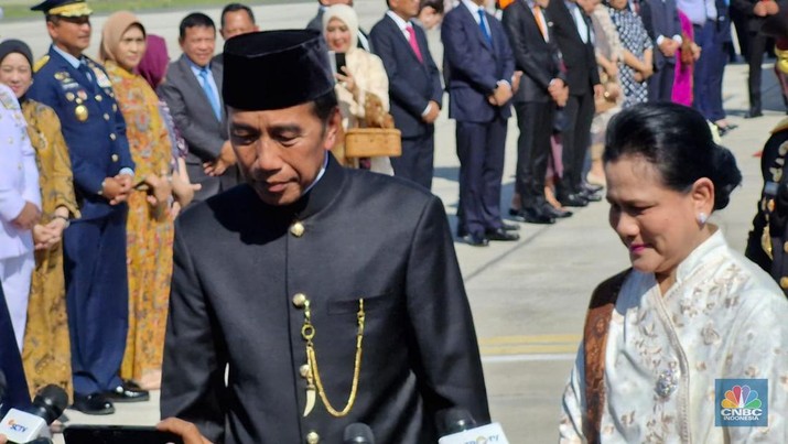 Presiden Prabowo Subianto dan mantan Presiden RI ke-7 Joko Widodo tiba di Bandara Halim Perdana Kusuma, Jakarta, Minggu (20/10/2024). (CNBC Indonesia/Verda Nano)