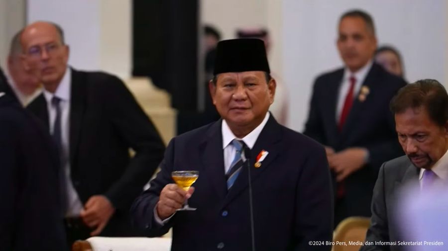 Presiden Prabowo Subianto memberikan sambutan dalam Jamuan Santap Malam Resmi dalam rangka Pelantikan Presiden RI ke-8, Istana Negara, Jakarta, Minggu (20/10/2024). (Tangkapan Layar Youtube Sekretariat Presiden)
