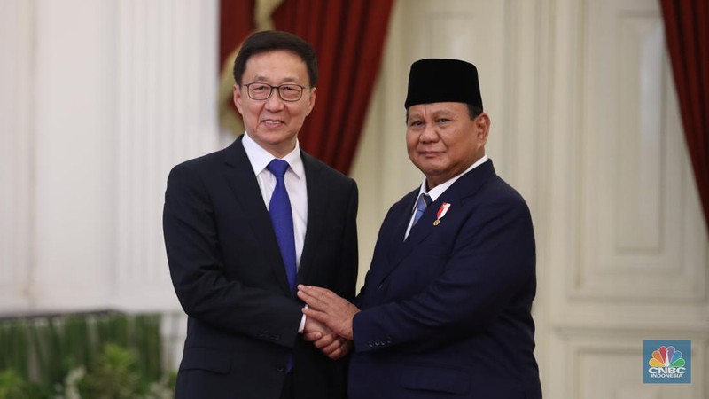 Presiden Prabowo Subianto menerima kunjungan dari Wakil Presiden Republik Rakyat Tiongkok (RRT), Han Zheng di Istana Merdeka, Jakarta, Minggu (20/10/2024). (CNBC Indonesia/Tri Susilo)