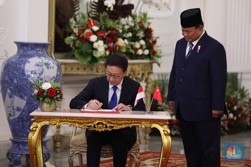 Presiden Prabowo Subianto menerima kunjungan dari Wakil Presiden Republik Rakyat Tiongkok (RRT), Han Zheng di Istana Merdeka, Jakarta, Minggu (20/10/2024). Presiden Prabowo Subianto menerima kunjungan dari Wakil Presiden Republik Rakyat Tiongkok (RRT), Han Zheng di Istana Merdeka, Jakarta, Minggu (20/10/2024). (CNBC Indonesia/Tri Susilo)