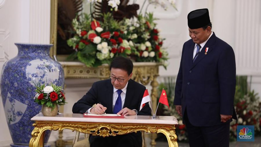 Presiden Prabowo Subianto menerima kunjungan dari Wakil Presiden Republik Rakyat Tiongkok (RRT), Han Zheng di Istana Merdeka, Jakarta, Minggu (20/10/2024). (CNBC Indonesia/Tri Susilo)