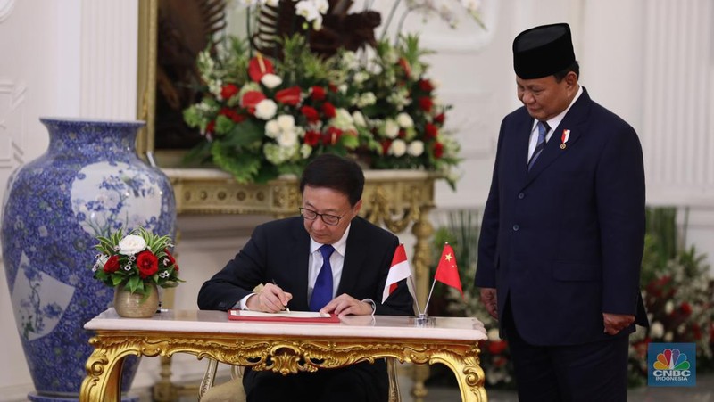 Presiden Prabowo Subianto menerima kunjungan dari Wakil Presiden Republik Rakyat Tiongkok (RRT), Han Zheng di Istana Merdeka, Jakarta, Minggu (20/10/2024). (CNBC Indonesia/Tri Susilo)