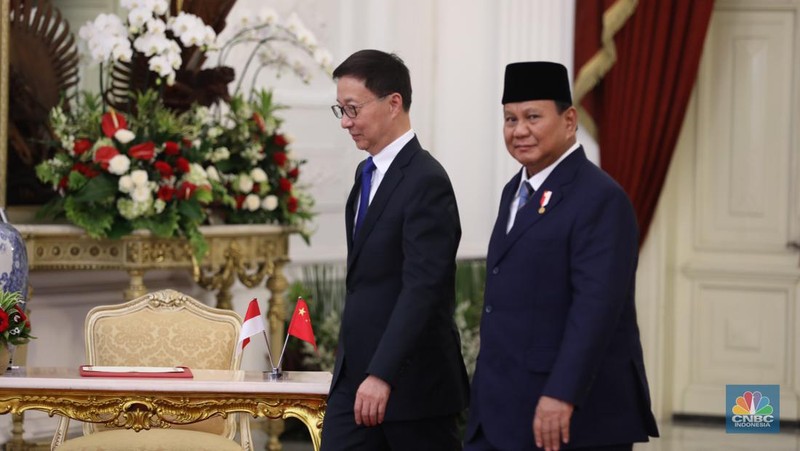 Presiden Prabowo Subianto menerima kunjungan dari Wakil Presiden Republik Rakyat Tiongkok (RRT), Han Zheng di Istana Merdeka, Jakarta, Minggu (20/10/2024). (CNBC Indonesia/Tri Susilo)