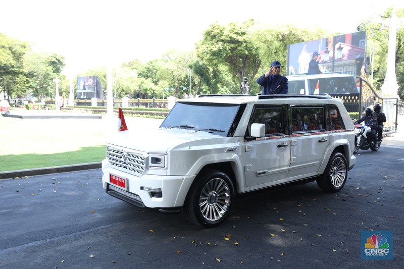 Presiden Prabowo Subianto tiba di Istana Merdeka untuk menjalani prosesi pisah-sambut dengan Presiden ke-7 RI Joko Widodo (Jokowi). Prabowo tiba naik mobil Maung berpelat 'Indonesia 1' pada Minggu (20/10/2024). Presiden Prabowo Subianto tiba di Istana Merdeka untuk menjalani prosesi pisah-sambut dengan Presiden ke-7 RI Joko Widodo (Jokowi). Prabowo tiba naik mobil Maung berpelat 'Indonesia 1' pada Minggu (20/10/2024). (CNBC Indonesia/Tri Susilo)