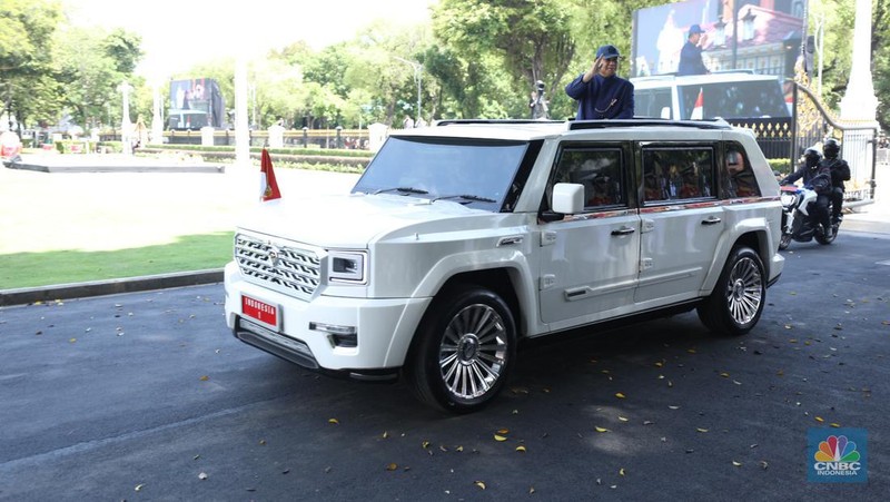 Presiden Prabowo Subianto tiba di Istana Merdeka untuk menjalani prosesi pisah-sambut dengan Presiden ke-7 RI Joko Widodo (Jokowi). Prabowo tiba naik mobil Maung berpelat 'Indonesia 1' pada Minggu (20/10/2024). (CNBC Indonesia/Tri Susilo)