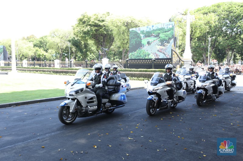 Presiden Prabowo Subianto tiba di Istana Merdeka untuk menjalani prosesi pisah-sambut dengan Presiden ke-7 RI Joko Widodo (Jokowi). Prabowo tiba naik mobil Maung berpelat 'Indonesia 1' pada Minggu (20/10/2024). Presiden Prabowo Subianto tiba di Istana Merdeka untuk menjalani prosesi pisah-sambut dengan Presiden ke-7 RI Joko Widodo (Jokowi). Prabowo tiba naik mobil Maung berpelat 'Indonesia 1' pada Minggu (20/10/2024). (CNBC Indonesia/Tri Susilo)