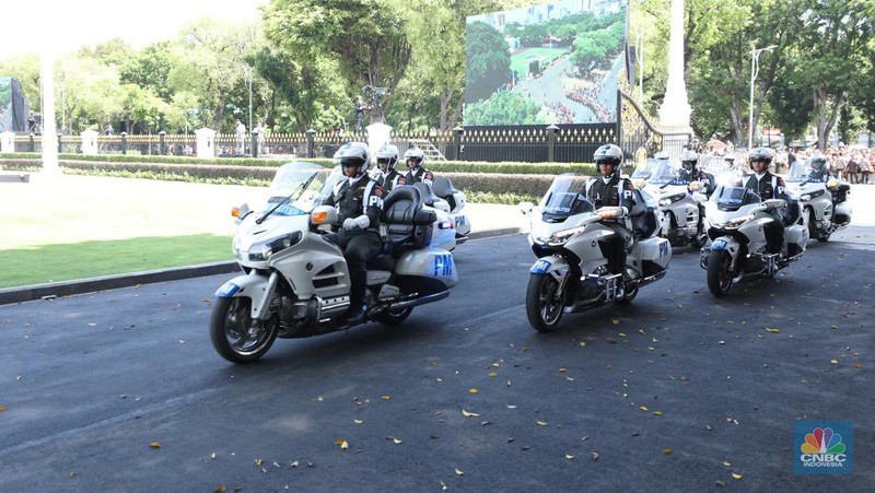 Presiden Prabowo Subianto tiba di Istana Merdeka untuk menjalani prosesi pisah-sambut dengan Presiden ke-7 RI Joko Widodo (Jokowi). Prabowo tiba naik mobil Maung berpelat 'Indonesia 1' pada Minggu (20/10/2024). (CNBC Indonesia/Tri Susilo)