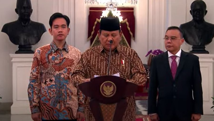 Presiden Prawbowo Subianto yang didampingi Wakil Presiden Gibran Rakabuming Raka dan Ketua Harian Partai Gerindra Sufmi Dasco Ahmad mengumumkan nama-nama colon Menteri dan Wakil Menteri di Istana Merdeka, Jakarta, Minggu (20/10/2024). (YouTube/Sekretariat Presiden)