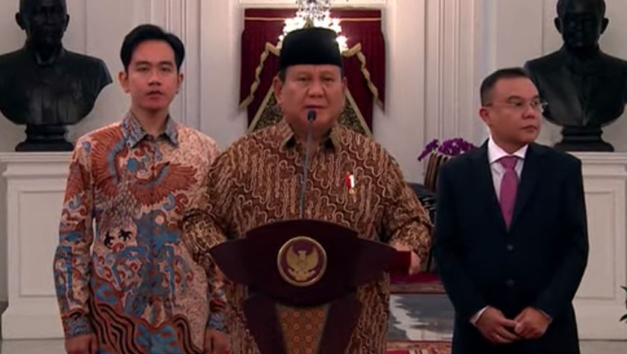 Presiden Prawbowo Subianto yang didampingi Wakil Presiden Gibran Rakabuming Raka dan Ketua Harian Partai Gerindra Sufmi Dasco Ahmad mengumumkan nama-nama colon Menteri dan Wakil Menteri di Istana Merdeka, Jakarta, Minggu (20/10/2024). (YouTube/Sekretariat Presiden)