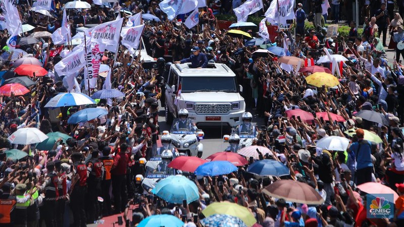 Presiden Republik Indonesia, Prabowo Subianto menyapa warga di kawasan Bundaran Hotel Indonesia (HI) Jakarta, Minggu (20/10/2024). (CNBC Indonesia/Faisal Rahman)