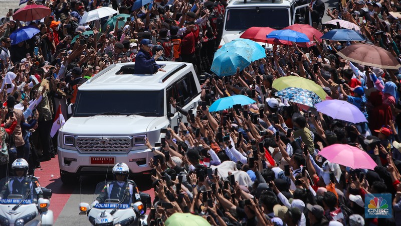 Presiden Republik Indonesia, Prabowo Subianto menyapa warga di kawasan Bundaran Hotel Indonesia (HI) Jakarta, Minggu (20/10/2024). Presiden Republik Indonesia, Prabowo Subianto menyapa warga di kawasan Bundaran Hotel Indonesia (HI) Jakarta, Minggu (20/10/2024). (CNBC Indonesia/Faisal Rahman)