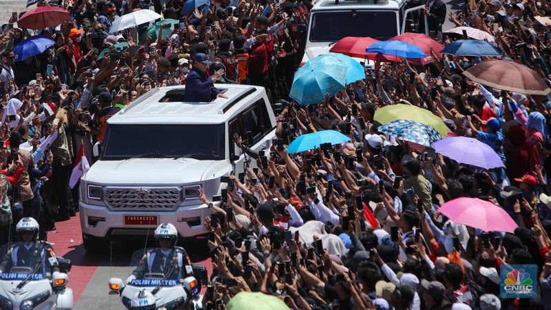 Presiden Republik Indonesia, Prabowo Subianto menyapa warga di kawasan Bundaran Hotel Indonesia (HI) Jakarta, Minggu (20/10/2024). (CNBC Indonesia/Faisal Rahman)