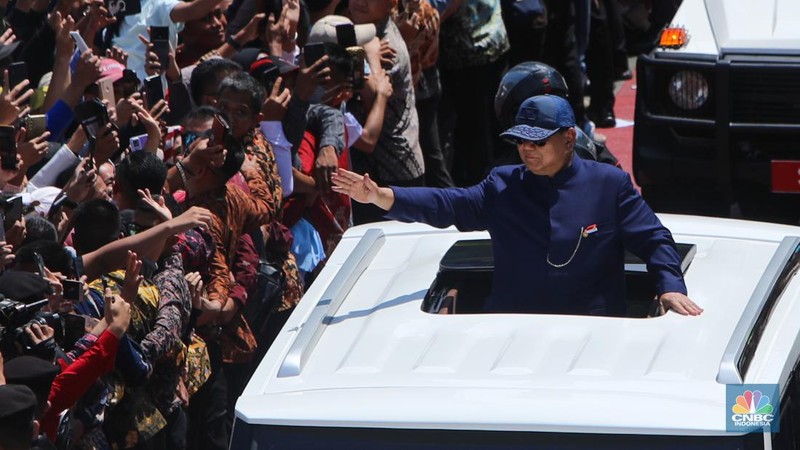 Presiden Republik Indonesia, Prabowo Subianto menyapa warga di kawasan Bundaran Hotel Indonesia (HI) Jakarta, Minggu (20/10/2024). (CNBC Indonesia/Faisal Rahman)