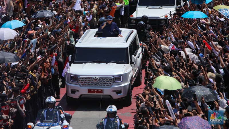 Presiden Republik Indonesia, Prabowo Subianto menyapa warga di kawasan Bundaran Hotel Indonesia (HI) Jakarta, Minggu (20/10/2024). Presiden Republik Indonesia, Prabowo Subianto menyapa warga di kawasan Bundaran Hotel Indonesia (HI) Jakarta, Minggu (20/10/2024). (CNBC Indonesia/Faisal Rahman)