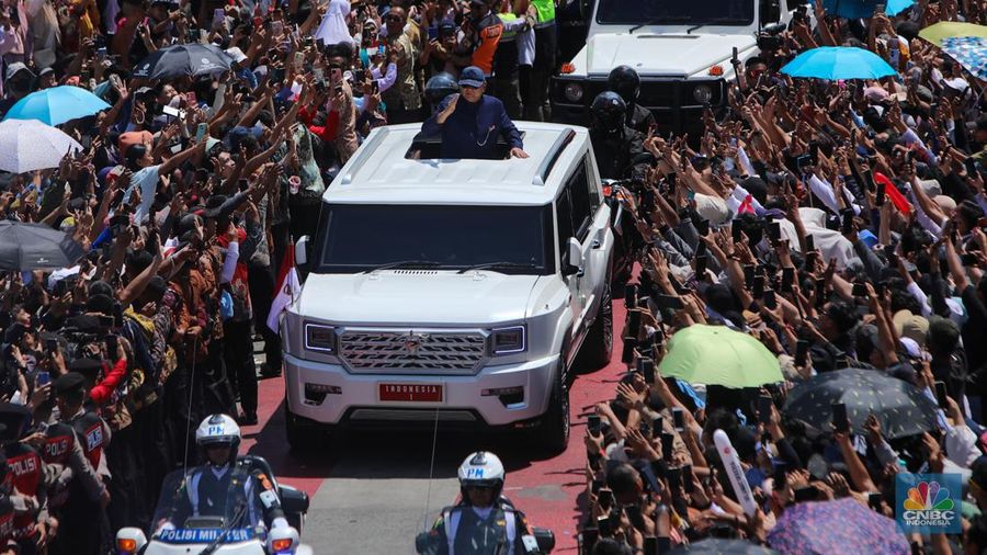 Presiden Republik Indonesia, Prabowo Subianto menyapa warga di kawasan Bundaran Hotel Indonesia (HI) Jakarta, Minggu (20/10/2024). (CNBC Indonesia/Faisal Rahman)