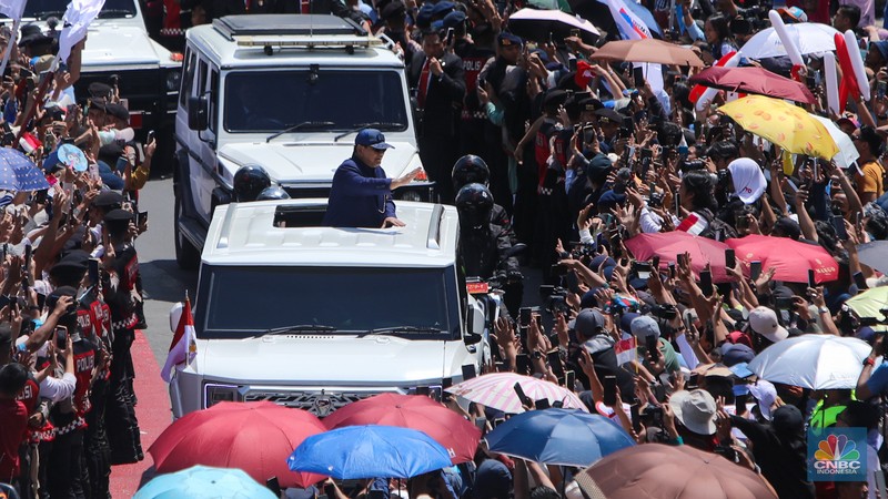 Presiden Republik Indonesia, Prabowo Subianto menyapa warga di kawasan Bundaran Hotel Indonesia (HI) Jakarta, Minggu (20/10/2024). Presiden Republik Indonesia, Prabowo Subianto menyapa warga di kawasan Bundaran Hotel Indonesia (HI) Jakarta, Minggu (20/10/2024). (CNBC Indonesia/Faisal Rahman)