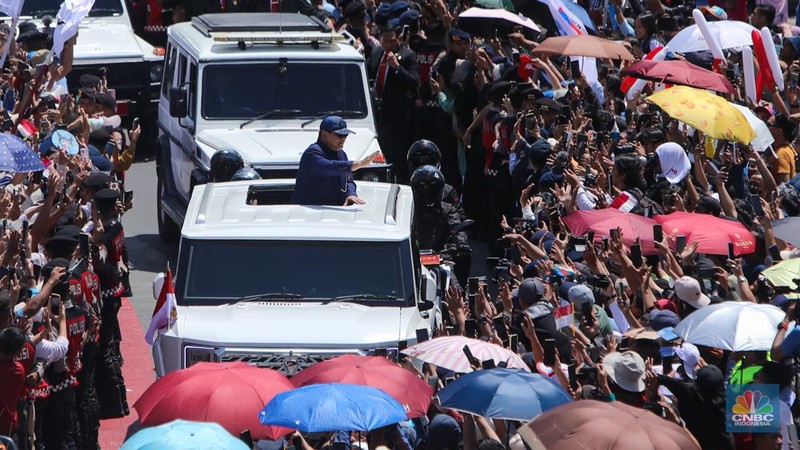 Presiden Republik Indonesia, Prabowo Subianto menyapa warga di kawasan Bundaran Hotel Indonesia (HI) Jakarta, Minggu (20/10/2024). (CNBC Indonesia/Faisal Rahman)