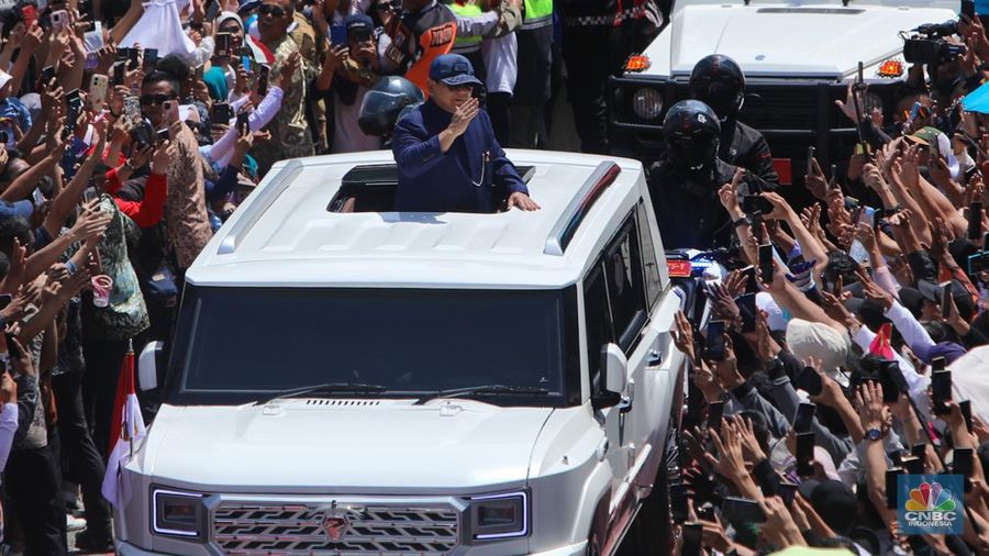 Presiden Republik Indonesia, Prabowo Subianto menyapa warga di kawasan Bundaran Hotel Indonesia (HI) Jakarta, Minggu (20/10/2024). (CNBC Indonesia/Faisal Rahman)