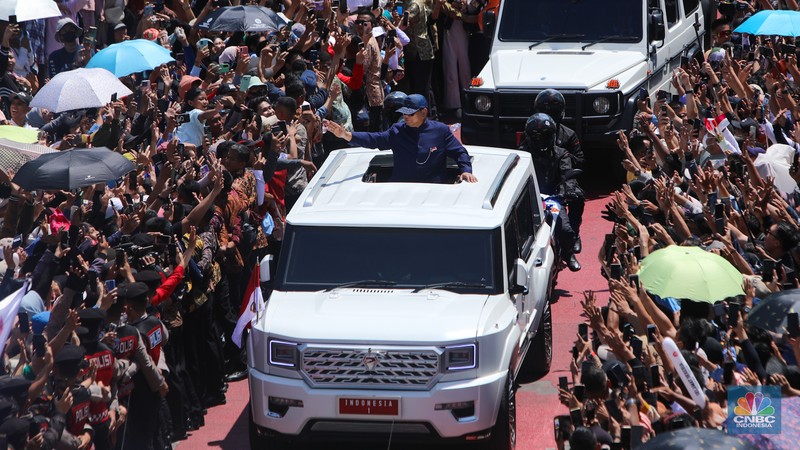 Presiden Republik Indonesia, Prabowo Subianto menyapa warga di kawasan Bundaran Hotel Indonesia (HI) Jakarta, Minggu (20/10/2024). Presiden Republik Indonesia, Prabowo Subianto menyapa warga di kawasan Bundaran Hotel Indonesia (HI) Jakarta, Minggu (20/10/2024). (CNBC Indonesia/Faisal Rahman)