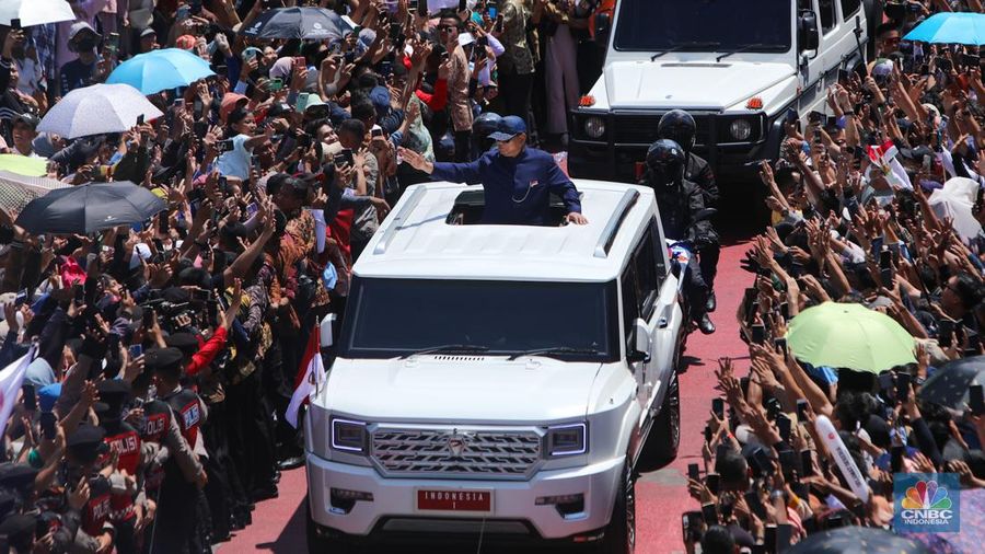 Presiden Republik Indonesia, Prabowo Subianto menyapa warga di kawasan Bundaran Hotel Indonesia (HI) Jakarta, Minggu (20/10/2024). (CNBC Indonesia/Faisal Rahman)