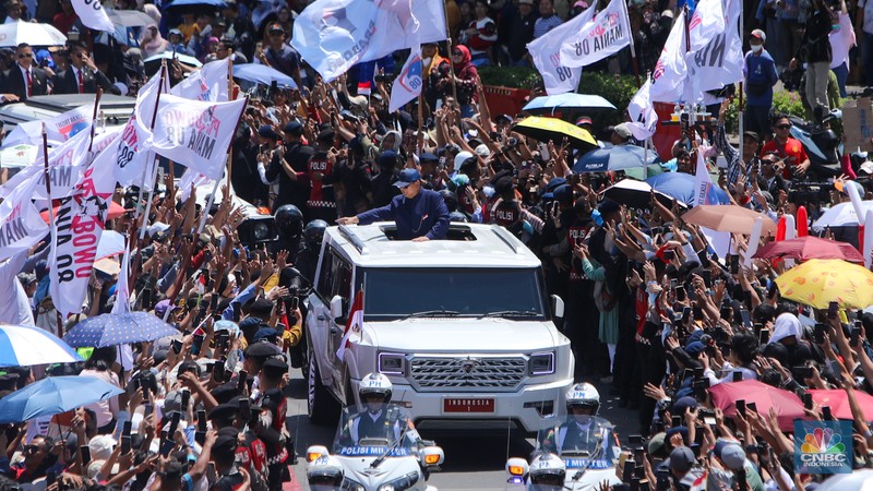 Presiden Republik Indonesia, Prabowo Subianto menyapa warga di kawasan Bundaran Hotel Indonesia (HI) Jakarta, Minggu (20/10/2024). Presiden Republik Indonesia, Prabowo Subianto menyapa warga di kawasan Bundaran Hotel Indonesia (HI) Jakarta, Minggu (20/10/2024). (CNBC Indonesia/Faisal Rahman)