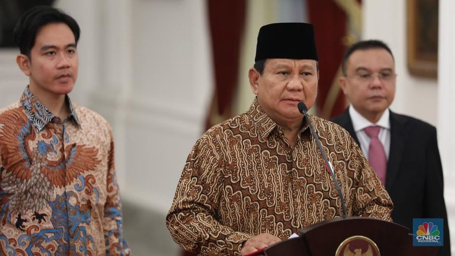 Presiden RI Prabowo Subianto mengumumkan nama menteri dan calon menteri kabinet Merah Putih di Istana Negara, Minggu, 20/10. (վ/Tri Susilo)