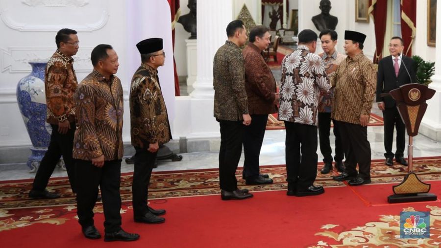 Presiden RI Prabowo Subianto mengumumkan nama nama menteri kabinet merah putih di Istana Negara, Jakarta, Minggu, 20/10. (CNBC Indonesia Tri Susilo)