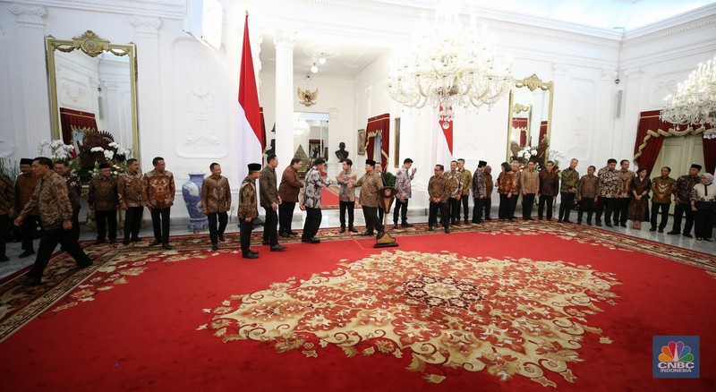 Presiden RI Prabowo Subianto mengumumkan nama nama menteri kabinet merah putih di Istana Negara, Jakarta, Minggu, 20/10. (CNBC Indonesia Tri Susilo)