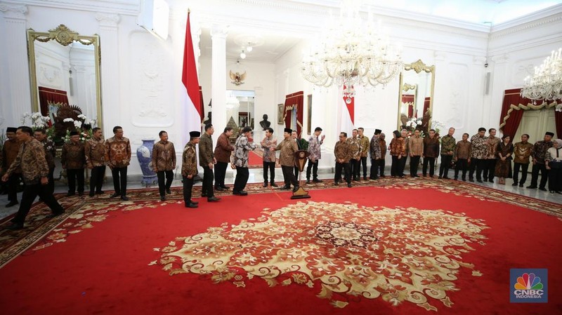 Presiden RI Prabowo Subianto mengumumkan nama nama menteri kabinet merah putih di Istana Negara, Jakarta, Minggu, 20/10. (CNBC Indonesia Tri Susilo)