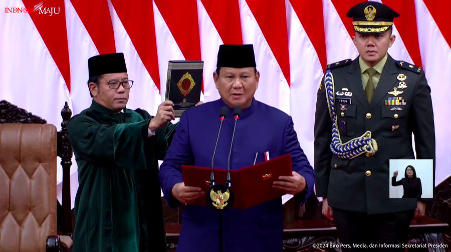 Presiden terpilih Prabowo Subianto mengambil sumpah janji Presiden di DPR RI, Jakarta, Minggu (20/10/2024). (Tangkapan Layar Youtube Sekretariat Presiden)