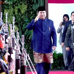 Prabowo Berpeci dan Sarung di Pinggang Jelang Pelantikan