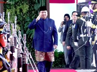 Prabowo Berpeci dan Sarung di Pinggang Jelang Pelantikan