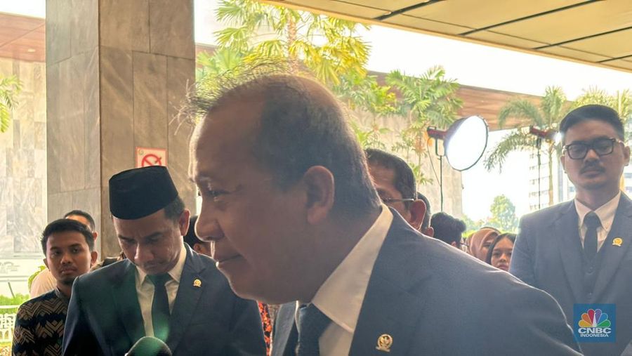 Saan Mustofa tiba di DPR RI, Jakarta jelang pelantikan Presiden Prabowo Subianto, Minggu (20/10/2024). (CNBC Indonesia/Mentari Puspadini)