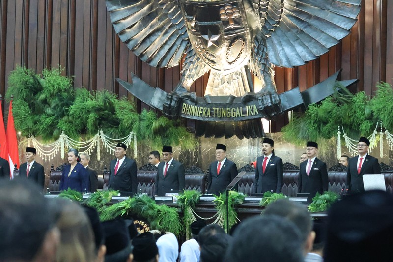 Pelantikan Presiden dan Wakil Presiden 2024-2029 Presiden Prabowo Subianto (kanan) dengan disaksikan Presiden keenam RI Joko Widodo (kiri) mengucapkan sumpah jabatan dalam sidang paripurna MPR dengan agenda pelantikan Presiden dan Wakil Presiden Republik Indonesia masa bakti 2024-2029 di Gedung Nusantara, Kompleks Parlemen, Senayan, Jakarta, Minggu (20/10/2024). Prabowo Subianto dan Gibran Rakabuming Raka dilantik sebagai Presiden dan Wakil Presiden Republik Indonesia masa bakti 2024-2029. ANTARA FOTO/Rivan Awal Lingga/app/YU