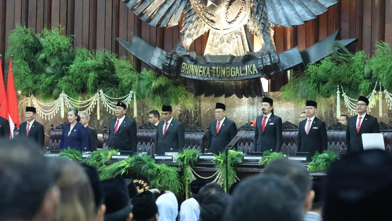 Presiden Prabowo Subianto (kanan) dengan disaksikan Presiden keenam RI Joko Widodo (kiri) mengucapkan sumpah jabatan dalam sidang paripurna MPR dengan agenda pelantikan Presiden dan Wakil Presiden Republik Indonesia masa bakti 2024-2029 di Gedung Nusantara, Kompleks Parlemen, Senayan, Jakarta, Minggu (20/10/2024). Prabowo Subianto dan Gibran Rakabuming Raka dilantik sebagai Presiden dan Wakil Presiden Republik Indonesia masa bakti 2024-2029. ANTARA FOTO/Rivan Awal Lingga/app/YU