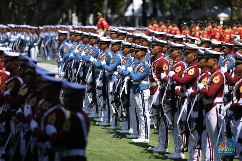 Presiden Prabowo Subianto tiba di Istana Merdeka untuk menjalani prosesi pisah-sambut dengan Presiden ke-7 RI Joko Widodo (Jokowi). Prabowo tiba naik mobil Maung berpelat 'Indonesia 1' pada Minggu (20/10/2024). (CNBC Indonesia/Tri Susilo)