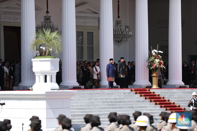 Presiden Prabowo Subianto tiba di Istana Merdeka untuk menjalani prosesi pisah-sambut dengan Presiden ke-7 RI Joko Widodo (Jokowi). Prabowo tiba naik mobil Maung berpelat 'Indonesia 1' pada Minggu (20/10/2024). Presiden Prabowo Subianto tiba di Istana Merdeka untuk menjalani prosesi pisah-sambut dengan Presiden ke-7 RI Joko Widodo (Jokowi). Prabowo tiba naik mobil Maung berpelat 'Indonesia 1' pada Minggu (20/10/2024). (CNBC Indonesia/Tri Susilo)
