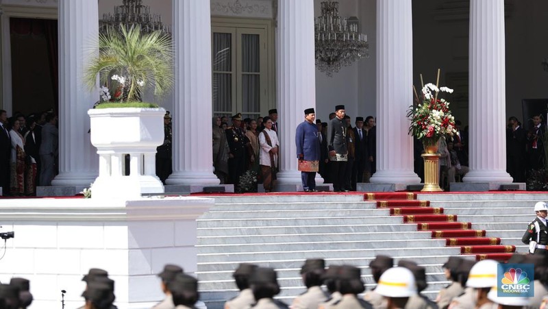 Presiden Prabowo Subianto tiba di Istana Merdeka untuk menjalani prosesi pisah-sambut dengan Presiden ke-7 RI Joko Widodo (Jokowi). Prabowo tiba naik mobil Maung berpelat 'Indonesia 1' pada Minggu (20/10/2024). (CNBC Indonesia/Tri Susilo)