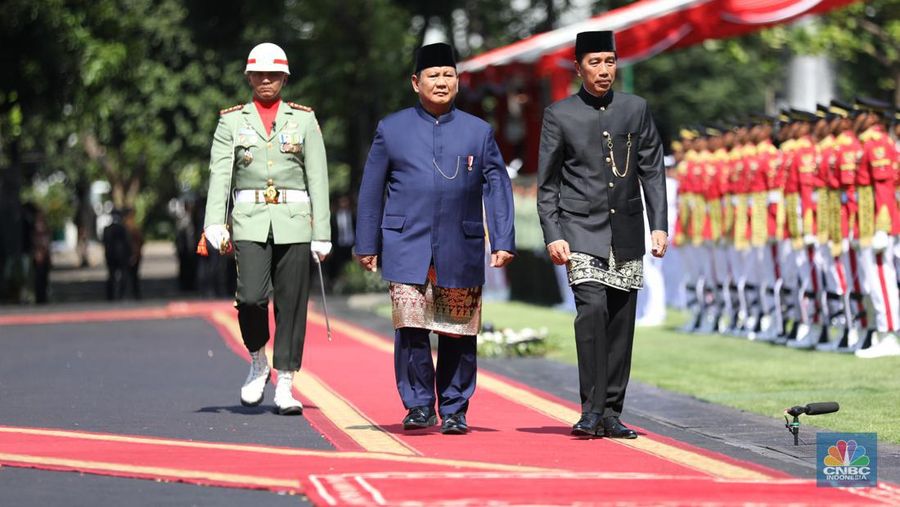Presiden Prabowo Subianto tiba di Istana Merdeka untuk menjalani prosesi pisah-sambut dengan Presiden ke-7 RI Joko Widodo (Jokowi). Prabowo tiba naik mobil Maung berpelat 'Indonesia 1' pada Minggu (20/10/2024). (CNBC Indonesia/Tri Susilo)