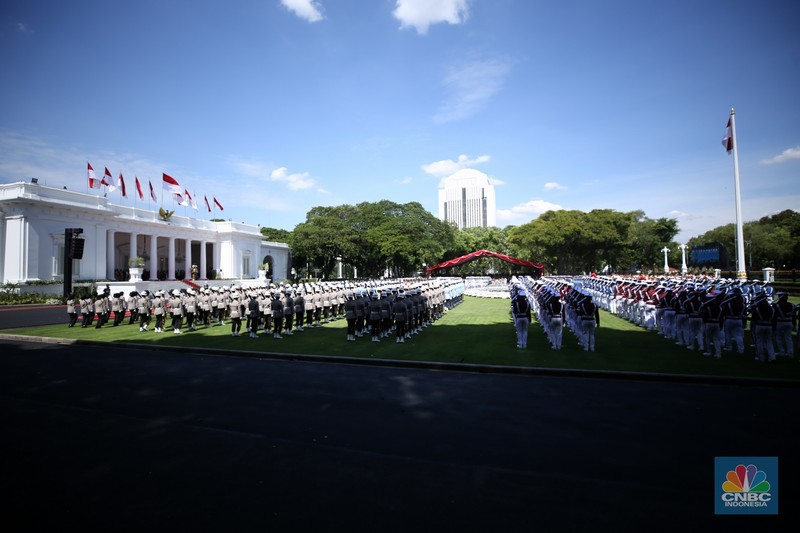 Presiden Prabowo Subianto tiba di Istana Merdeka untuk menjalani prosesi pisah-sambut dengan Presiden ke-7 RI Joko Widodo (Jokowi). Prabowo tiba naik mobil Maung berpelat 'Indonesia 1' pada Minggu (20/10/2024). (CNBC Indonesia/Tri Susilo)