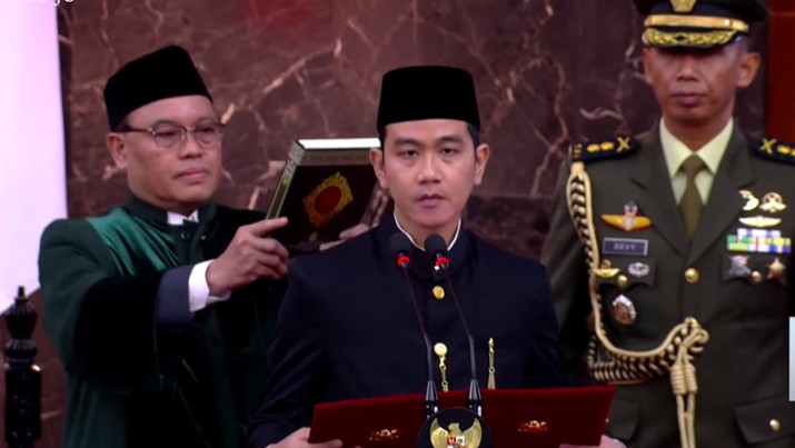 Wakil Presiden terpilih Gibran Rakabuming Raka sumpah janji di DPR RI, Jakarta, Minggu (20/10/2024). (Tangkapan Layar Youtube Sekretariat Presiden)