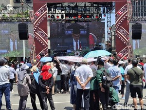 Momen Warga Rela Panas-panasan Nonton Pelantikan Presiden di Semanggi
