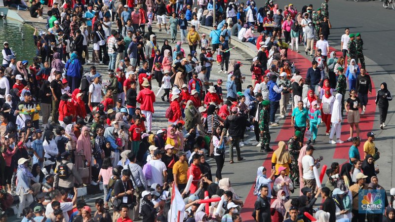 Warga memadati kawasan Bundaran Hotel Indonesia (HI) di Jakarta, Minggu (20/10/2024). (CNBC Indonesia/Faisal Rahman)