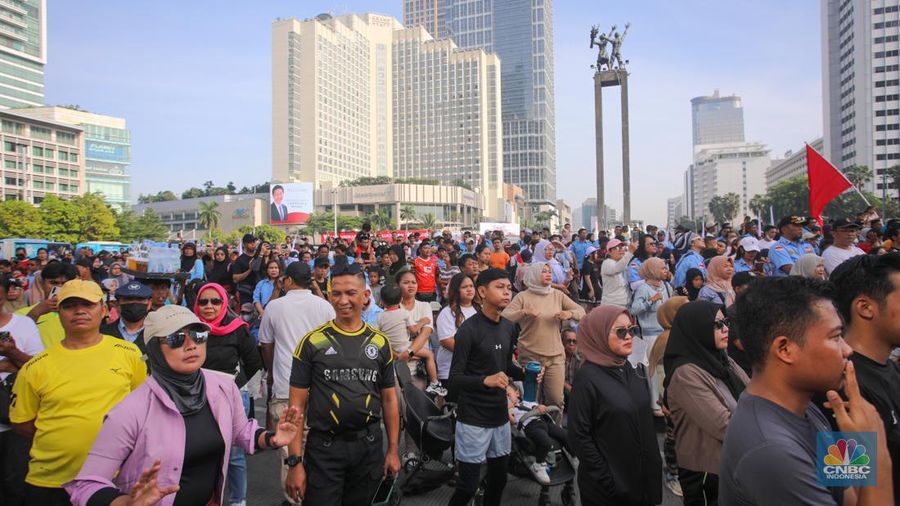 Warga memadati kawasan Bundaran Hotel Indonesia (HI) di Jakarta, Minggu (20/10/2024). (CNBC Indonesia/Faisal Rahman)