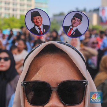 Suasana Warga 'Menyemut' Siap Sambut Prabowo, Presiden RI yang Baru!